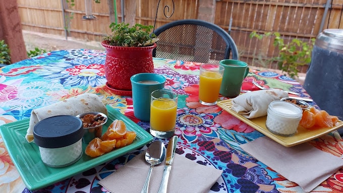 Outdoor breakfast table at La Posada Pintada